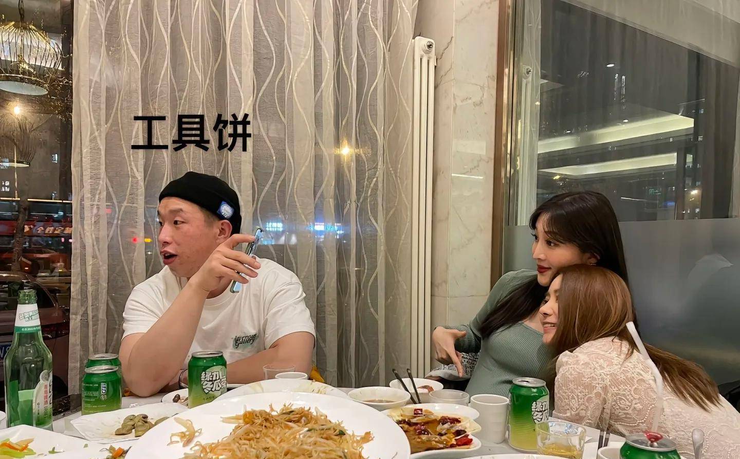 进上流社会娶了美娇妻打高尔夫走国际范AG真人旗舰厅德云社副总烧饼：已挤(图2)