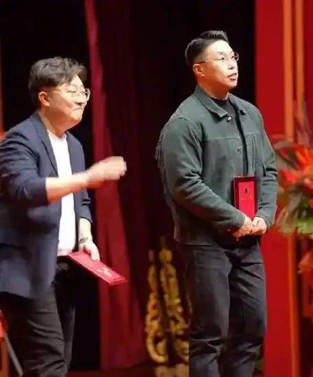 进上流社会娶了美娇妻打高尔夫走国际范AG真人旗舰厅德云社副总烧饼：已挤(图11)