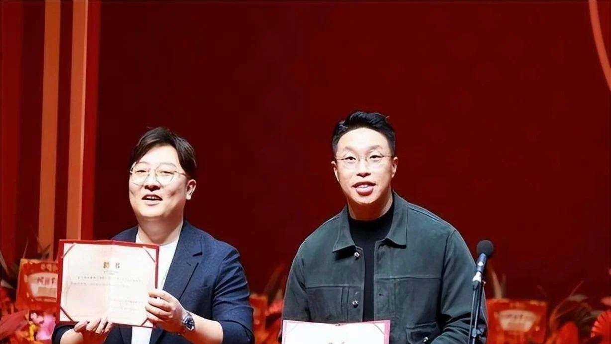 进上流社会娶了美娇妻打高尔夫走国际范AG真人旗舰厅德云社副总烧饼：已挤(图15)